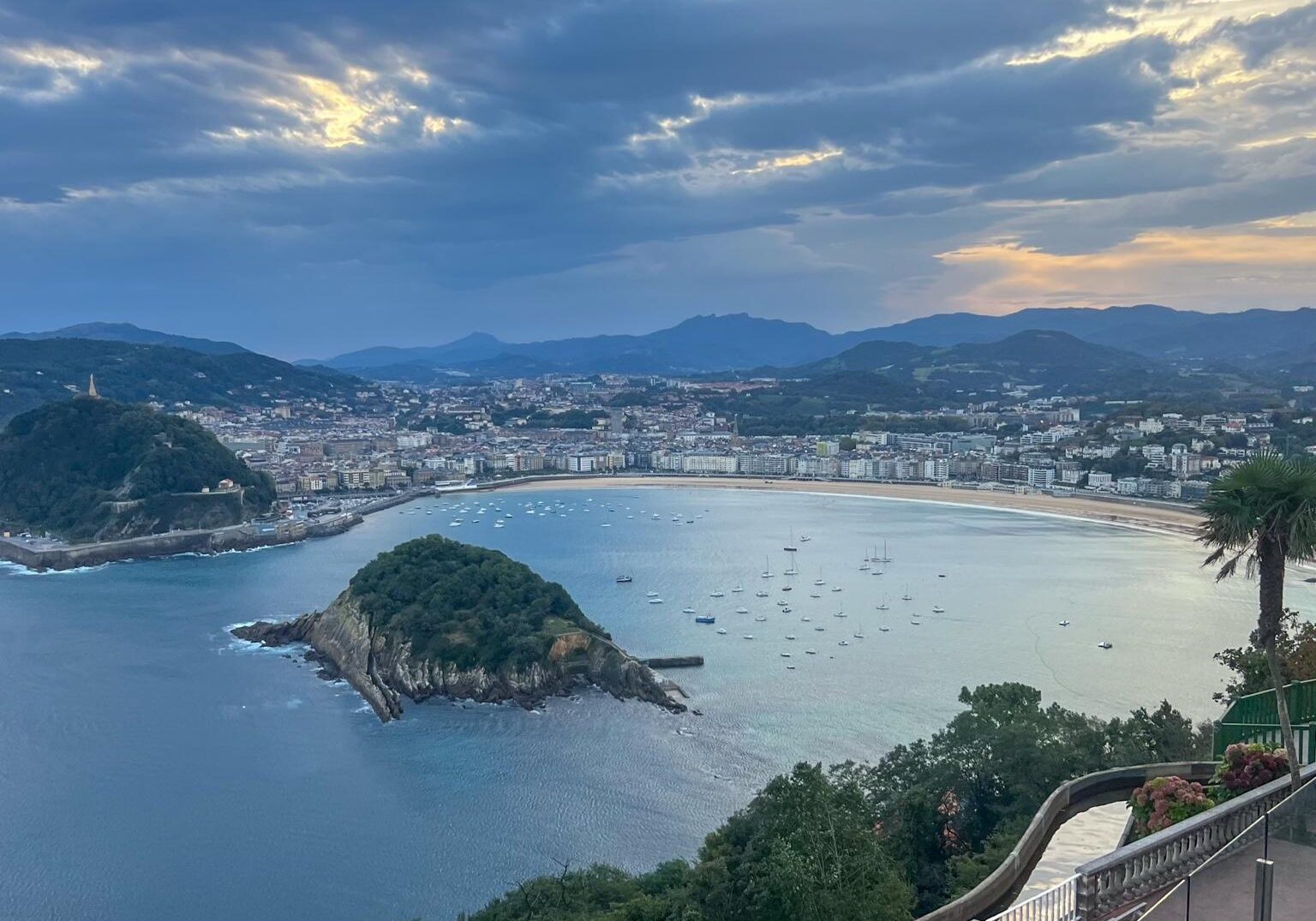 Wine Rally, Rally Damics; San Sebastián The bay provides the backdrop for the arrival.